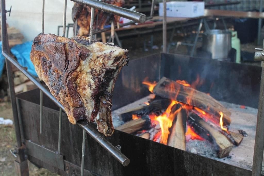 Canto tempo se tarda en facer carne ao espeto?