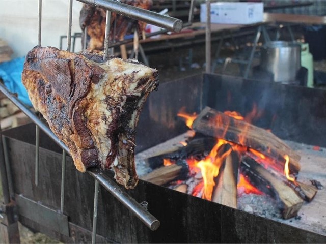 Canto tempo se tarda en facer carne ao espeto?