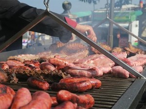 Catering de churrasco no verán: consellos para que todo saia perfecto ao aire libre