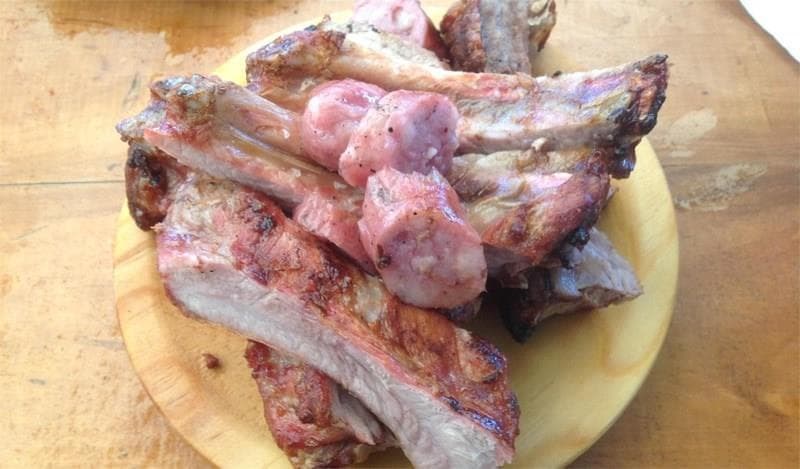 ¿Cómo manter a comida quente durante un evento ao aire libre?