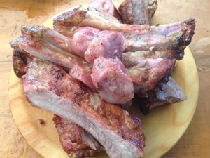 ¿Cómo manter a comida quente durante un evento ao aire libre?