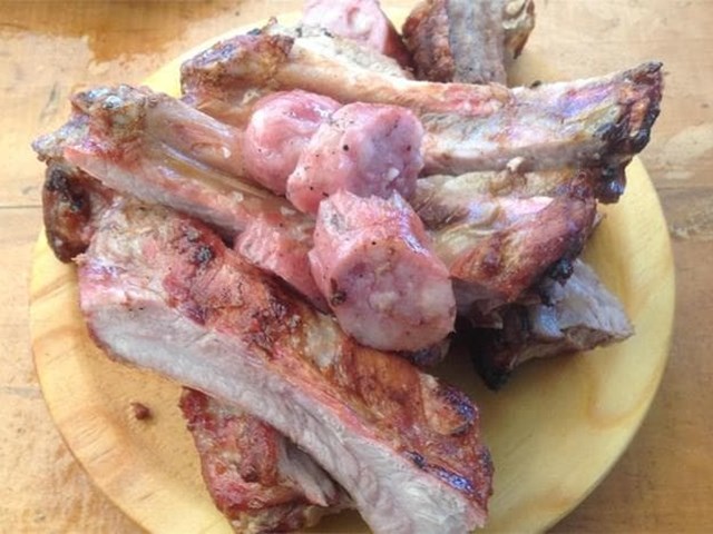 ¿Cómo manter a comida quente durante un evento ao aire libre?