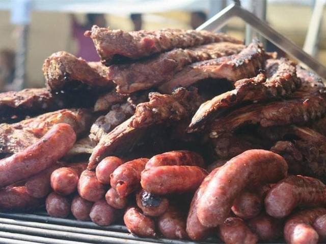 ¿Cómo preparar una barbacoa a la parrilla en casa?