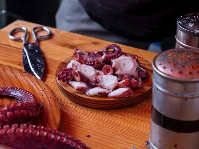 Platos de cuchara con pulpo de la ría