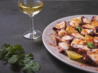 Pulpo y vino blanco: los mejores maridajes de la gastronomía gallega explicados