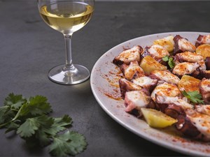 Polbo e viño branco: os mellores maridaxes da gastronomía galega explicados