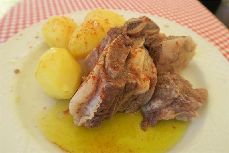 Qué é a “carne ó caldeiro”?