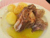 Qué é a “carne ó caldeiro”?